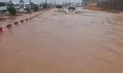 Yollar göle döndü, araçlar suya gömüldü