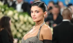 Kylie Jenner şimdi de şarkıcılığa soyundu!