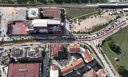 Bursa'da iki ayrı bulvarı Türk Bayrağı ile birleştirdiler