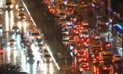 İstanbul'da sağanak: Caddeler göle döndü