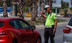 Trafikte makas atan sürücüler yandı