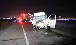 Minibüs ile traktörün çarpışması sonucu 14 kişi yaralandı