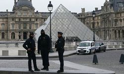 Louvre Müzesi'nde soygun! Hırsızlar mücevherleri çalıp kaçtı