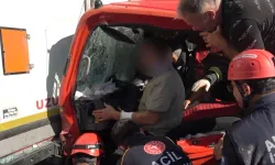 Kamyonet TIR'a arkadan çarptı: Milim farkla ölümden döndüler