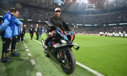 Toprak Razgatlıoğlu motosikletiyle derbide