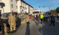 Makam aracı jandarma minibüsüne çarptı