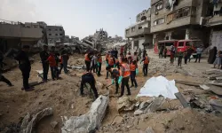 Gazze’de cenazeler mezarlıklara taşınıyor