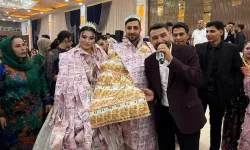 Düğünde gelin ve damada paradan yelek giydirip, taç taktılar