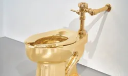 Altın tuvalet 12,1 milyon dolara alıcı buldu