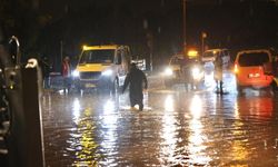 Çeşme'de sağanak: Deniz karayla birleşti