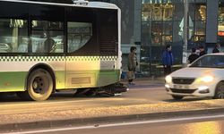 Bursa'da motosiklet otobüsün atına girdi