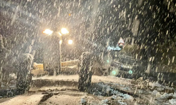 Yoğun kar yağışı yolları kesti
