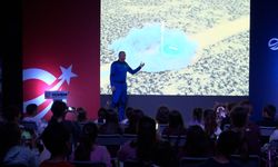 Türkiye'nin 3'üncü astronotu uzaya çıkardığı Bursaspor bayrağını teslim etti