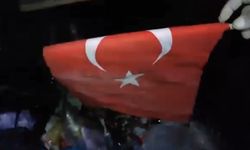Çöpten buldukları Türk bayrağı yürek burktu