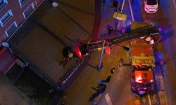 2’nci kattan kafenin tentesine düşen şahsı itfaiye aşağıya indirdi