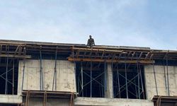 4 aydır maaş alamayan işçiler, çatıya çıktı: "İçeride biriken para yaklaşık 3.5 milyon lira"