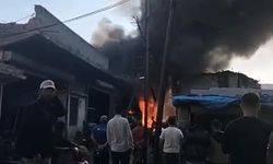 Adana’da hurdacı dükkanı alevlere teslim oldu