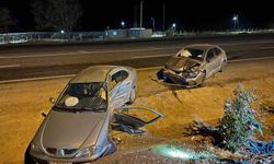 Akaryakıt istasyonuna girmek isteyen araç bir başka araçla çarpıştı: 1’i ağır 8 yaralı