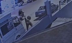 Alanya’da kaldırımdan geçen kadına yumruk ve bıçaklı saldırı güvenlik kamerasında