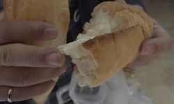 Aldığı ekmeğin içinden çıkan poşet parçası ile şok oldu