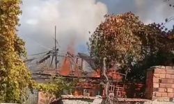 Alevlerin sardığı ev kullanılamaz hale geldi