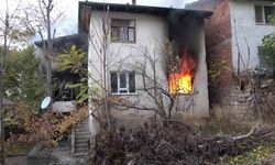 Amasya’da iki katlı evde yangın: Yaşlı kadın yangını ağlayarak izledi