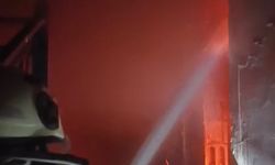 Antakya’da binanın çatısı alevlere teslim oldu