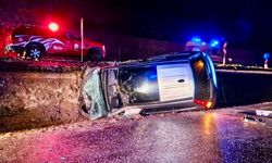 Antalya’da kontrolden çıkan otomobil yan yattı: 3 yaralı