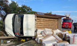 Antalya’da saman yüklü kamyonet devrildi, yol trafiğe kapandı