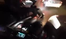 Araçların arasından hızla giden motosikletliye arkasından gelen motosikletli böyle çarptı