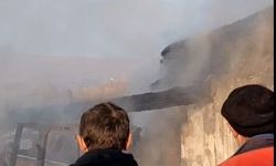 Ardahan’da korkutan yangın: 2 traktör ve ekipmanlar kül oldu