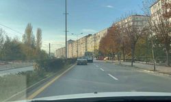 Arka cama "Yakışır yaşıma yanlışlarım" yazdı, caddeyi egzozuyla rahatsız etti