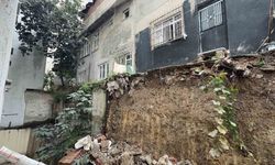 Arnavutköy’de iki bina arasındaki istinat duvar çöktü
