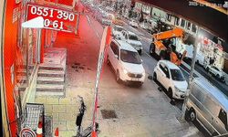 Arnavutköy’de kaldırıma çıkan otomobil tehlike saçtı