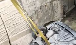 Arnavutköy’de sürücüsünün kontrolünü kaybettiği otomobil su kanalına uçtu