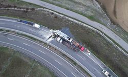 Arnavutköy’de tır virajı alamayıp devrildi: 1 ağır yaralı