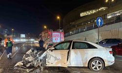 Bakırköy’de kontrolden çıkan otomobil karşı şeritteki araca çarptı