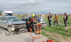 Balıkesir’de iki otomobil kafa kafaya çarpıştı: 3 yaralı