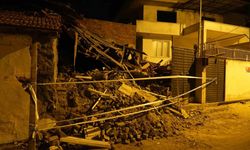 Balıkesir’de metruk bina çöktü