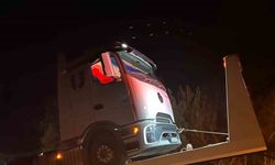 Balıkesir’de tırın direksiyonunun kilitlenmesi sonucu trafik felç oldu