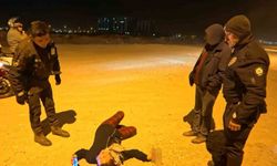 Bekçiler, "Eve bırakalım" dedi, alkollü kadın "Ölümü bulursunuz" cevabını verdi