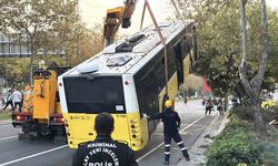 Beşiktaş’ta İETT şoförünün hayatını kaybettiği kazada otobüs olay yerinden kaldırıldı