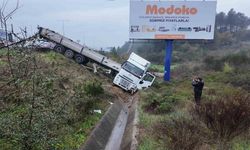 Beykoz’da sağanak yağış kaza getirdi: Tır devrildi, 1 yaralı