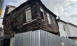 Beyoğlu’nda ahşap binada kısmi çökme: 2 bina tahliye edildi