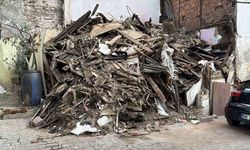 Beyoğlu’nda kısmi çökme yaşanan ahşap bina tamamen yıkıldı