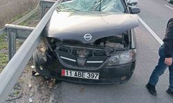 Bilecik’te kontrolden çıkan otomobil bariyerlere çarptı: 1 yaralı