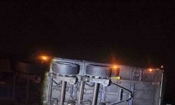 Bilecik’te tır devrildi, yol ulaşıma kapandı