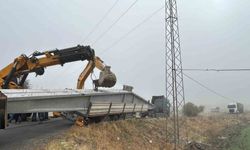 Bingöl’de virajı alamayan tır yan yattı