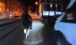 Bisiklete çarpmamak için hamle yapan motosikletli kendini yerde buldu