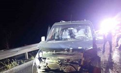 Bolu’da bariyerlere çarpan hafif ticari araç sürücüsü yaralandı